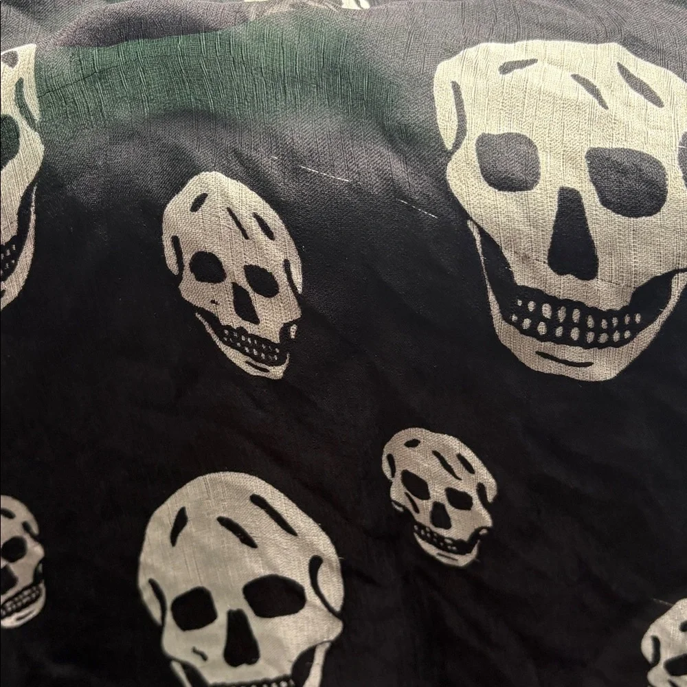 Alexander McQueen Silk Skull Scarf - Picture 4 of 11